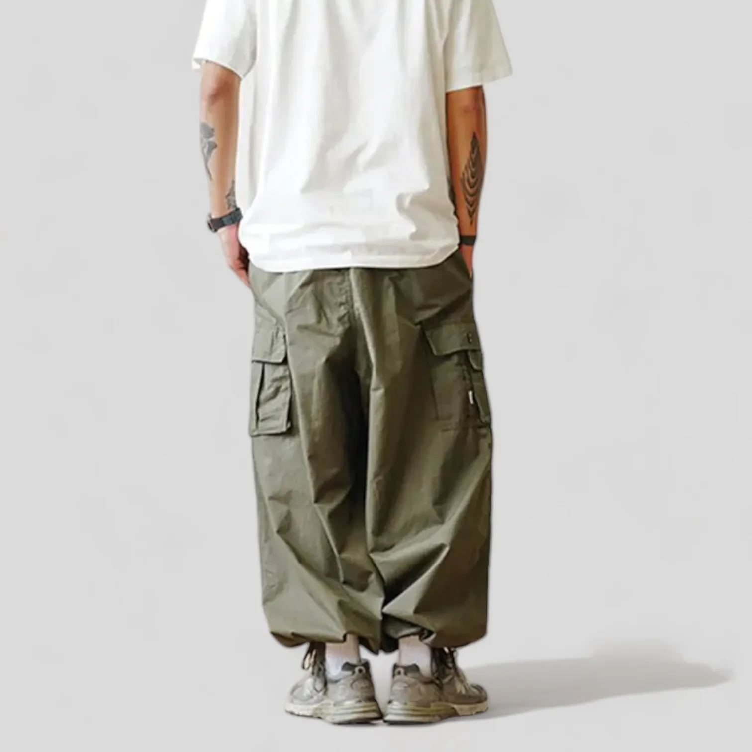 Baggy fit cargo pocket wide leg pant