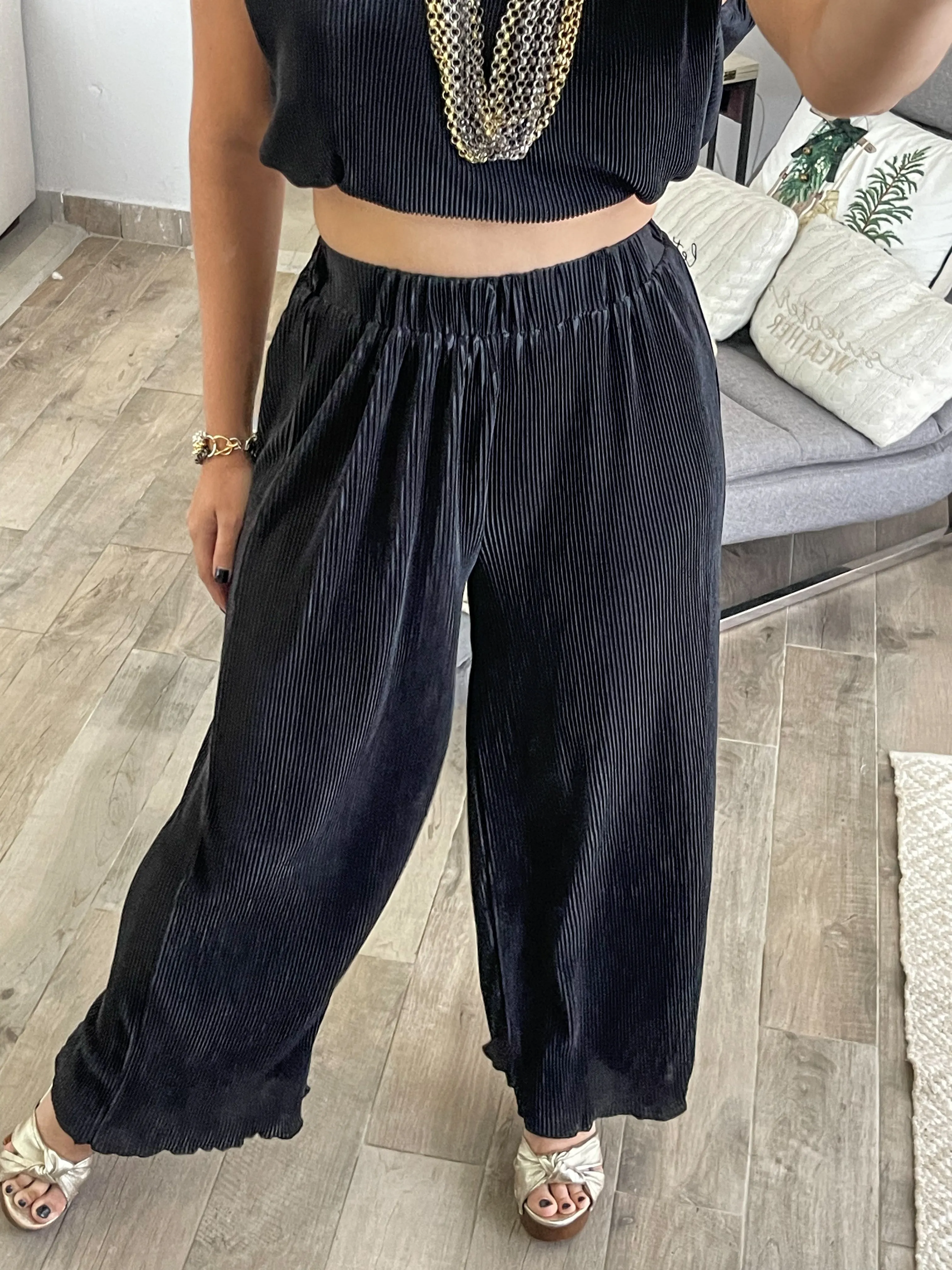 BLACK PLEATED PANTS